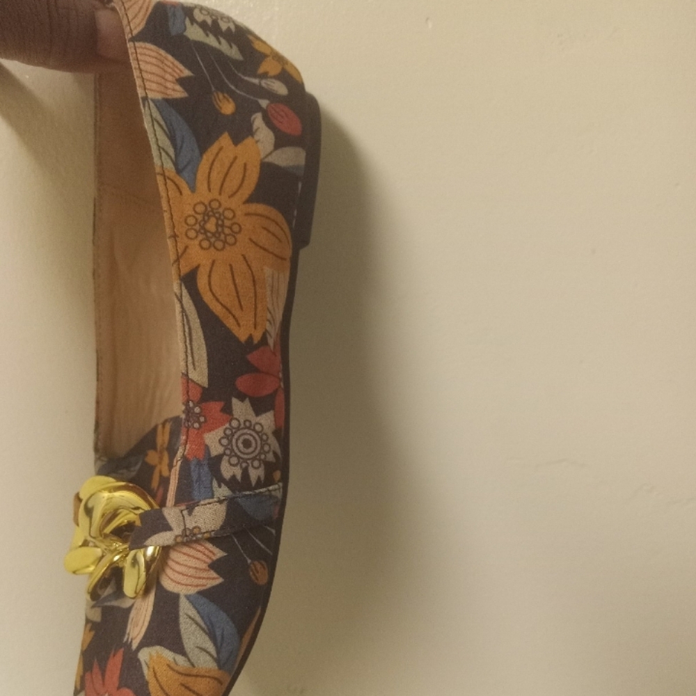 Women's Cute Brown Floral Pointy Toe Chain Flats Size 8 - Picture 2 of 10